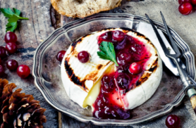 Camembert z sosem z żurawiny